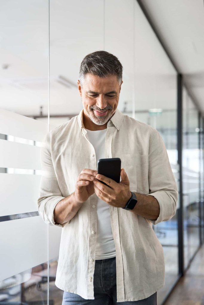 Man discovering the Citymesh business mobile subscriptions