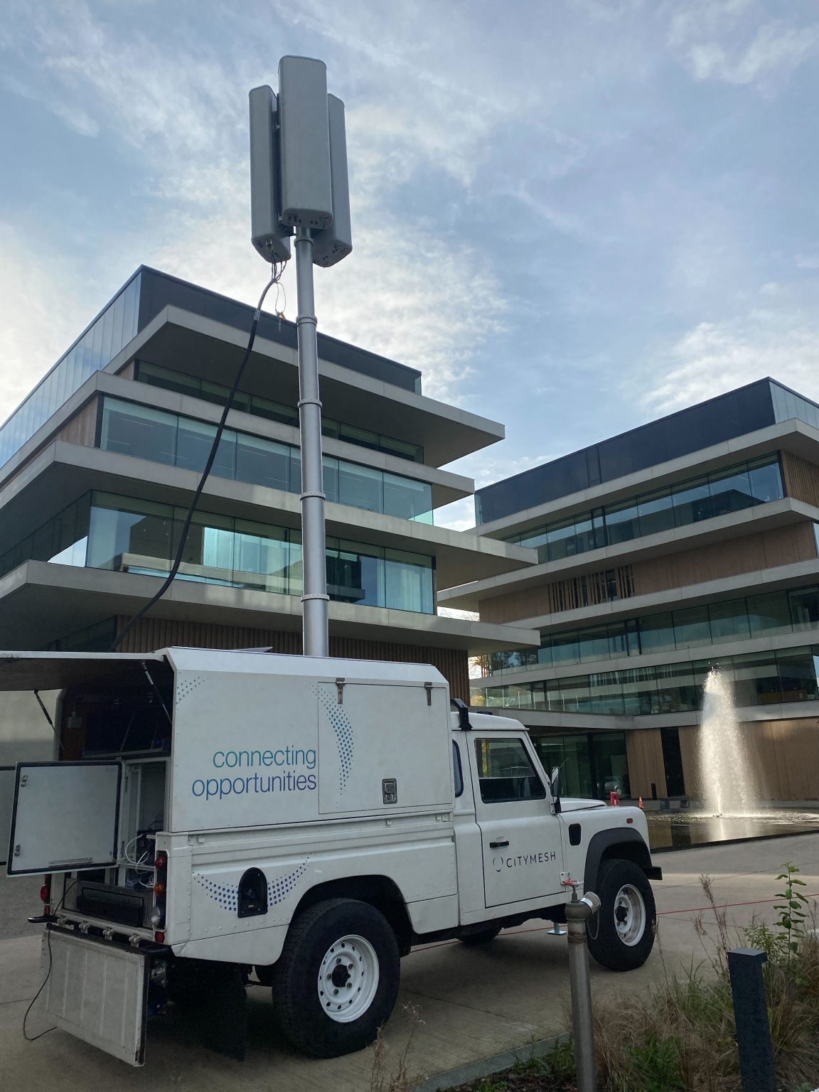 Tactical mobile 4/5G network for emergencies.