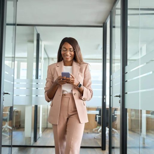 Business woman in office discovering the Citymesh mobile subscriptions